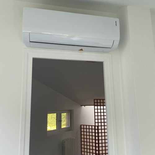 Installation Climatisation Particulier : Climatisation murale installée par O2lclim pour un confort optimal dans une maison.