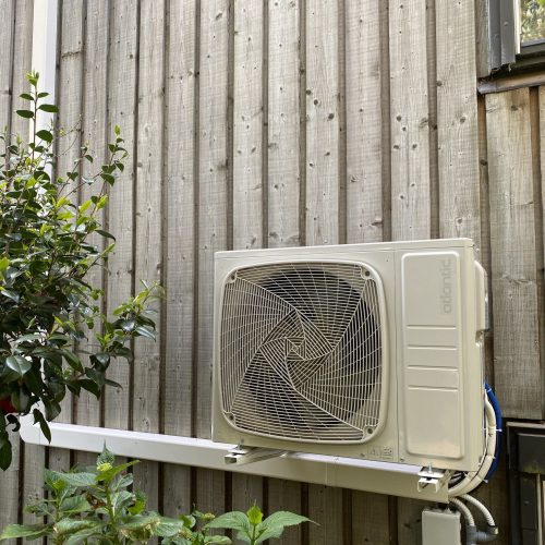 Installation de climatisation à l'extérieur d'une maison en Île-de-France, services disponibles à Paris et dans le 94.