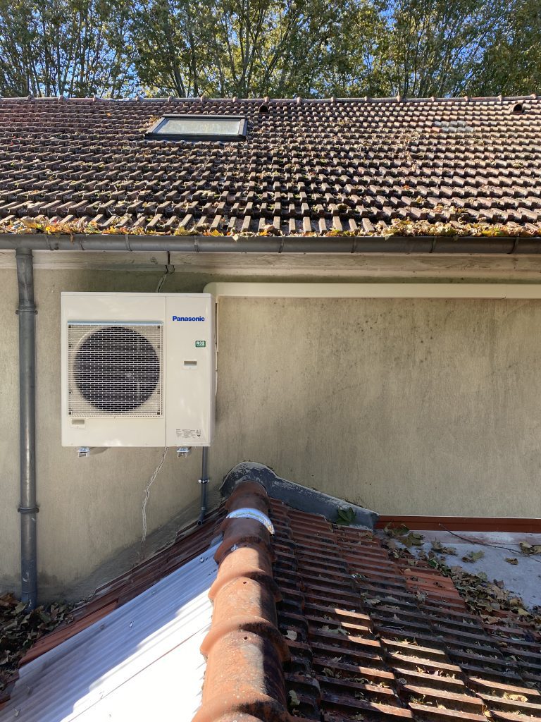 Installation climatisation professionnel : Unité extérieure de climatisation installée par O2lclim pour des bureaux.
